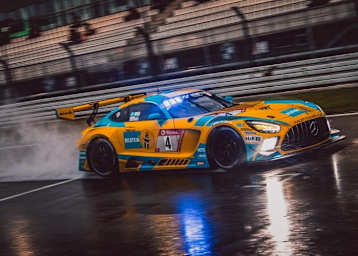 Führt das 24h Rennen auf dem Nürburgring an: Der Mercedes-AMG vom Mercedes-AMG Team HRT