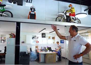 Heinz Kinigadner in seinem KINI-Shop in Wiesing am Eingang zum Zillertal