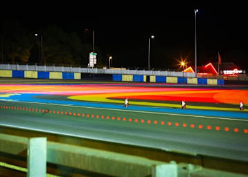 Blick auf die legendäre Tertre Rouge bei Nacht während der 24h Le Mans
