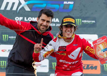 Nicholas Lapucci feiert mit Marco Maddii in Mantova