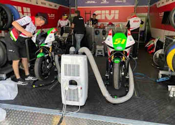 Das siegreiche LCR-MotoE-Team: In jeder Box müssen die 90-kg-Batterien mit einer Air Condition den ganzen Tag gekühlt werden. Mit Strom aus der Steckdose natürlich. 
