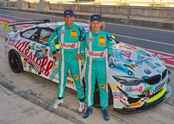 Stephan Grotstollen (re.) und Georg Braun vor dem bunten BMW M4 GT4 des Teams Lillestoff