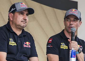 Gehen zumindest in der Wüste getrennte Wege – Sébastien Loeb (rechts) und Beifahrer Daniel Elena