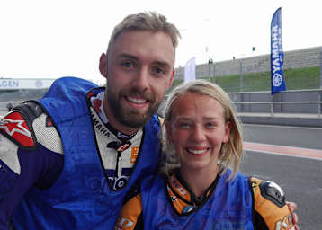 Lucy Michel (re.) mit Jonas Folger in einer Serie am Start