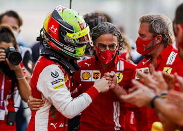 Laurent Mekies (Mitte) jubelte mit Mick Schumacher