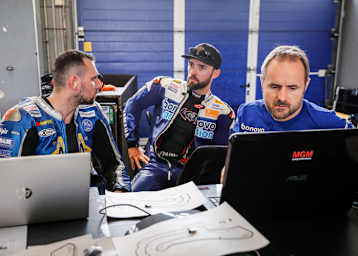 Moser (li.) im Gespräch mit Jonas Folger