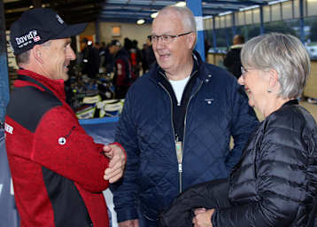 Ole Olsen (Mitte) mit seiner Frau und Hans Nielsen