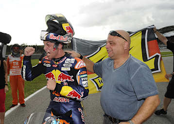 Sepang 2012: Sandro Cortese jubelt mit Vater Antonio über den Moto3-Titel