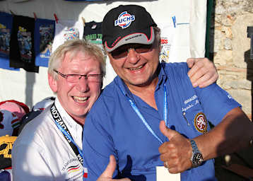 Milan Spinka (re.) feiert seinen 70er