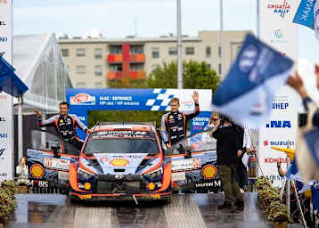   Ott Tänak und Martin Järveoja im Ziel