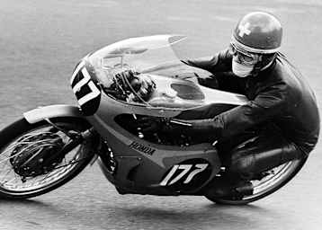 Die Schweizer Motorrad-Legende Luigi Taveri 1966 auf dem Weg zum dritten 125-ccm-WM-Titel