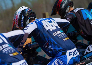 Dominique Thury beim Starttraining zwischen Joey Crown (links) und Garret Marchbanks