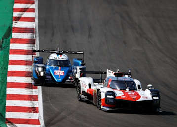 Der Toyota GR010 Hybrid vor dem Alpine A480