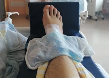 Toni Erhard nach der Sprunggelenks-OP im Krankenhaus