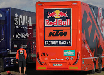 Die Team-Trucks nehmen im Paddock ihre Positionen ein
