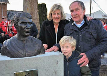 Januar 2020: Boet van Dulmen und Enkel Boetje mit Frau Inneke bei der soeben enthüllten Statue in Ammerzoden