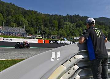 Nach der Suspendierung in Spielberg: Maverick Viñales schaut Fabio Quartararo zu