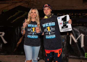 Weltmeister Cooper Webb mit seiner Partnerin Mariah