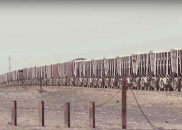 Auf solch einen Güterzug hat Heinz Kinigadner nach seinem Ausfall sein Motorrad verladen müssen