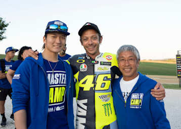 Valentino Rossi mit Maiki und Mitsuo Abe 