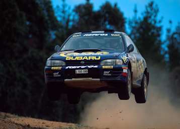 Bis heute unvergessen: Colin McRae als Überflieger im Prodrive-Subaru