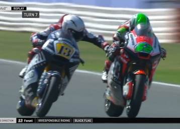 Diese Aktion von Romano Fenati gegen Landsmann Stefano Manzi sorgte weltweit für Kopfschütteln