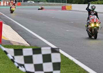 Jan Bühn bei der Zieldurchfahrt in Spa: Superstock-Sieg für BMW
