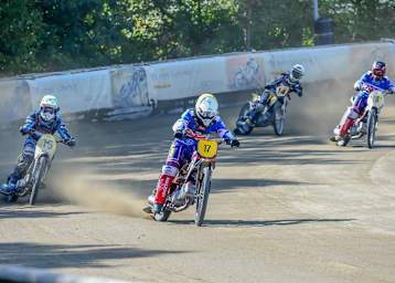 Das Team Großbritannien (hier 17 Wajtknecht und 18 Appleton im Bild) holte sich den Titel vor den Niederländern (hier Meijerink und Meijer)