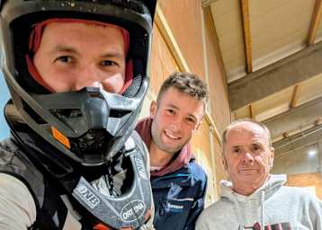 Dominik Werkstetter, Bruder Patrick und Mechaniker Klaus beim Training in der MX-Halle
