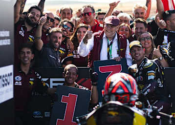 Sam Lowes feierte mit Teameigner Marc van der Straten