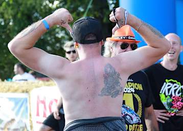 In Dymokury zeigte David Datzer nicht nur seine Narbe am Rücken, sondern auch Muskeln