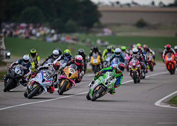 Freddie Heinrich (9) sticht vor Erno Kostamo (38) und David Datzer (1) als Erster in die Kurve