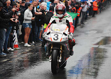 Carl Fogarty auf der Honda RC45 von Joey Dunlop