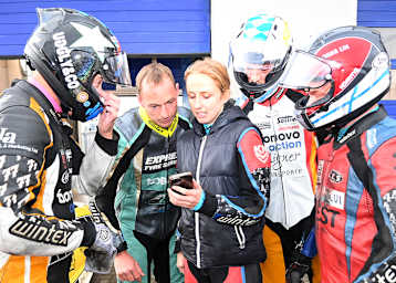 Tim Reeves, Ferry Segers, Ilse de Haas, Patrick Werkstetter und Pekka Päivärinta studieren die Zeitentabelle