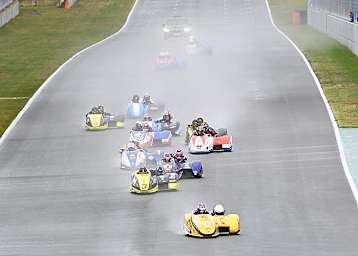 Schon vom Start können sich Reeves/Segers entscheidend vom Rest des Feldes absetzen