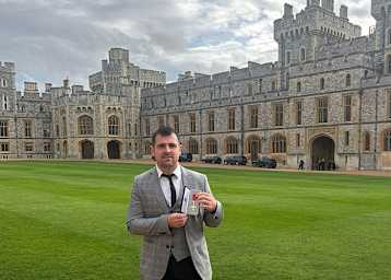 Ein sichtlich stolzer Michael Dunlop mit seinem MBE-Orden