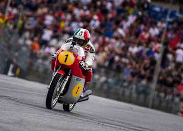 Giacomo Agostini auf der 350er-MV Agusta bei der Legenden-Parade in Spielberg