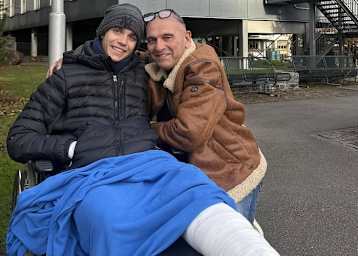 Noah Dettwiler mit seinem Vater Andy in der Schweiz