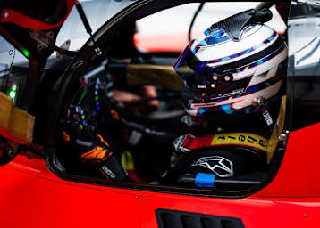 Mathieu Jaminet im Cockpit des Genesis GMR-001