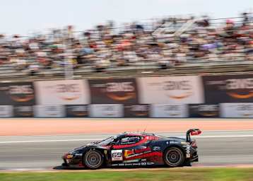 Titel für die beiden Verstappen.com Fahrer im Red Bull Ferrari