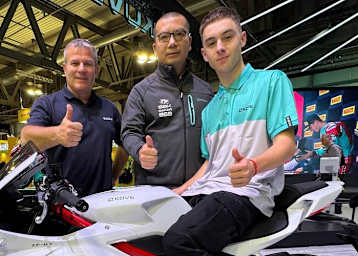 Teamchef Paul Tobin, Kove-Manager Wang Zhen und Benat Fernandez (v.l.)