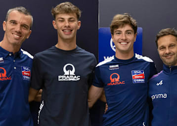 Von Links: Teammanager Alex de Angelis, Alberto Ferrández, Izan Guevara und Gino Borsoi