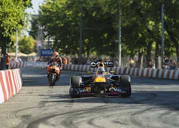 Beim Red Bull Show Run am Sonntag war sowohl die Zweirad- als auch die Vierrad-Königsklasse vertreten