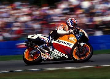 1995 holte Mick Doohan den ersten WM-Titel mit den Repsol-Honda-Farben