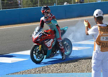 Großer Jubel: Benat Fernandez, Team#109 und Kove sind Supersport-300-Weltmeister