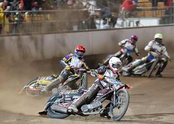 Jan Kvech (weißer Helm) auf dem Weg zum Sieg