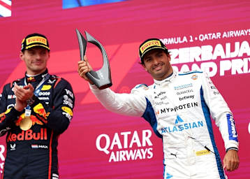 Carlos Sainz mit Sieger Verstappen in Baku