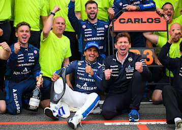 Carlos Sainz mit seinem Team und Teamchef James Vowles in Baku