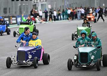 Franco Colapinto (mit Pierre Gasly) und Lance Stroll (mit Fernando Alonso) bei der Fahrerparade vor dem Rennen in Interlagos