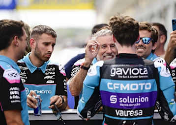 Jorge «Aspar» Martinez freut sich über Maximo Quiles' Erfolge